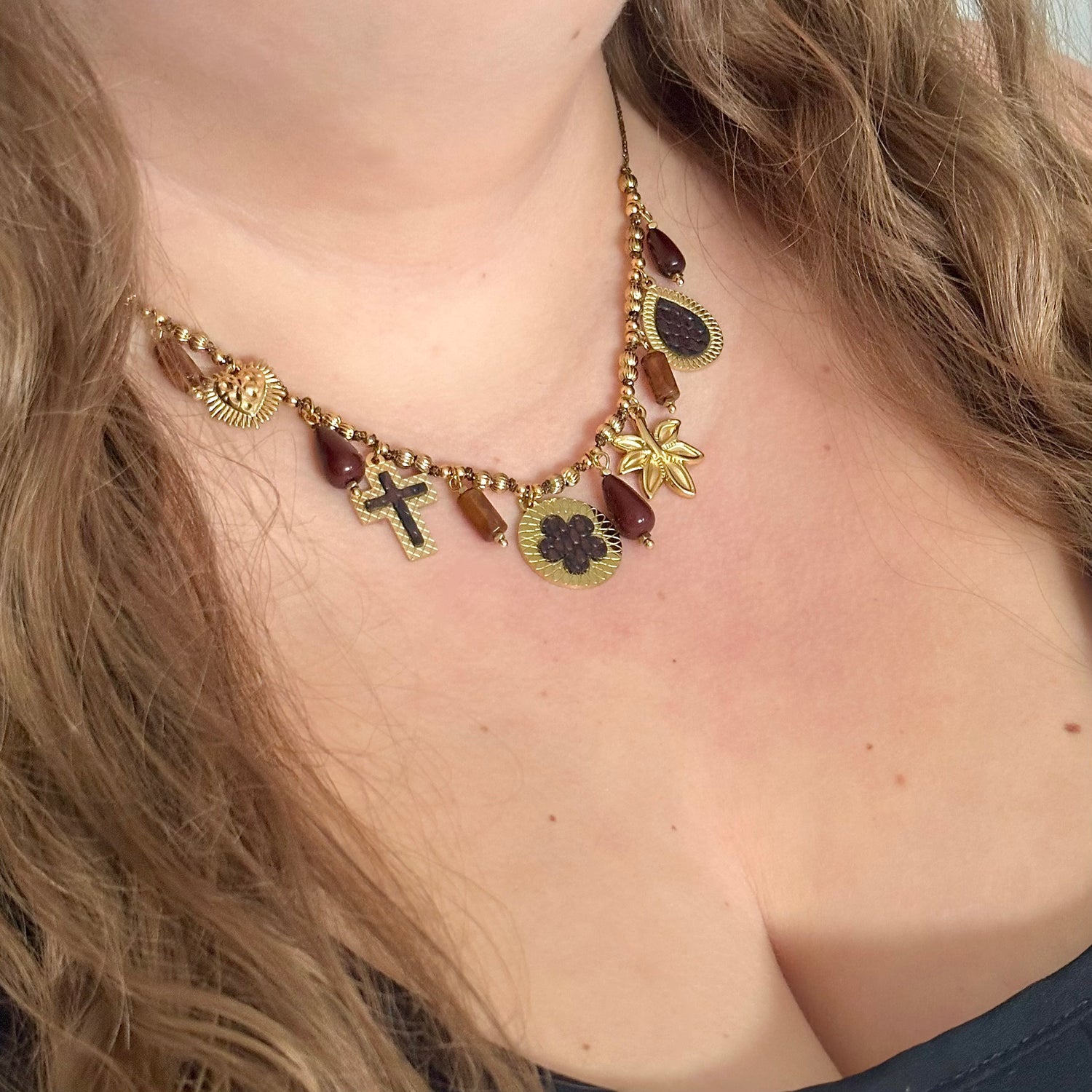 Collier doré porté en acier inoxydable pour femme charms breloques pendentifs perles marrons, médaillon cuir croco marrons, feuilles et coeur sacré prise face - Zoela
