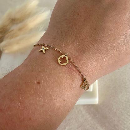 Bracelet doré porté en acier inoxydable pour femme fin avec charms breloques trèfles et strass prise face - Zoela