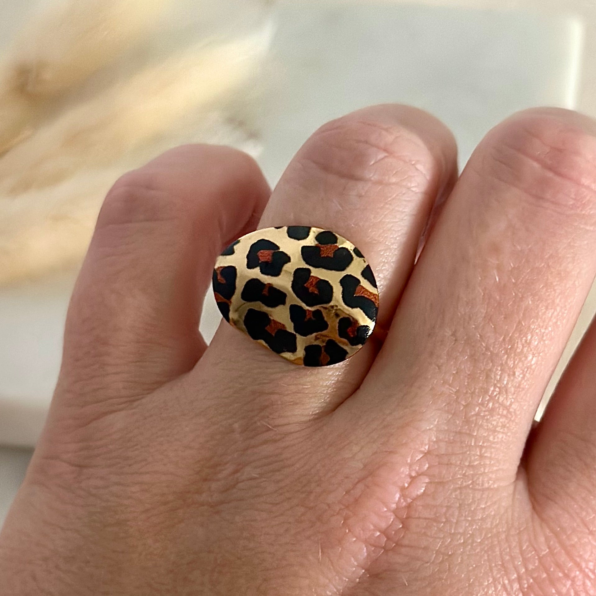 Bague ajustable réglable dorée portée en acier inoxydable pour femme forme ovale asymétrique motifs animal léopard prise face - Zoela