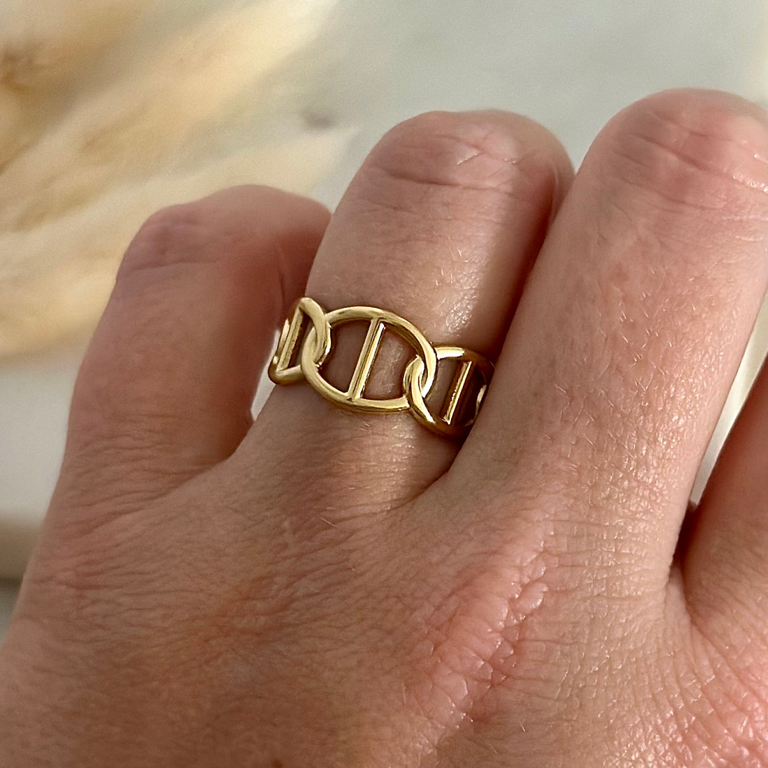 Bague ajustable réglable dorée portée en acier inoxydable pour femme forme mailles marines prise face - Zoela