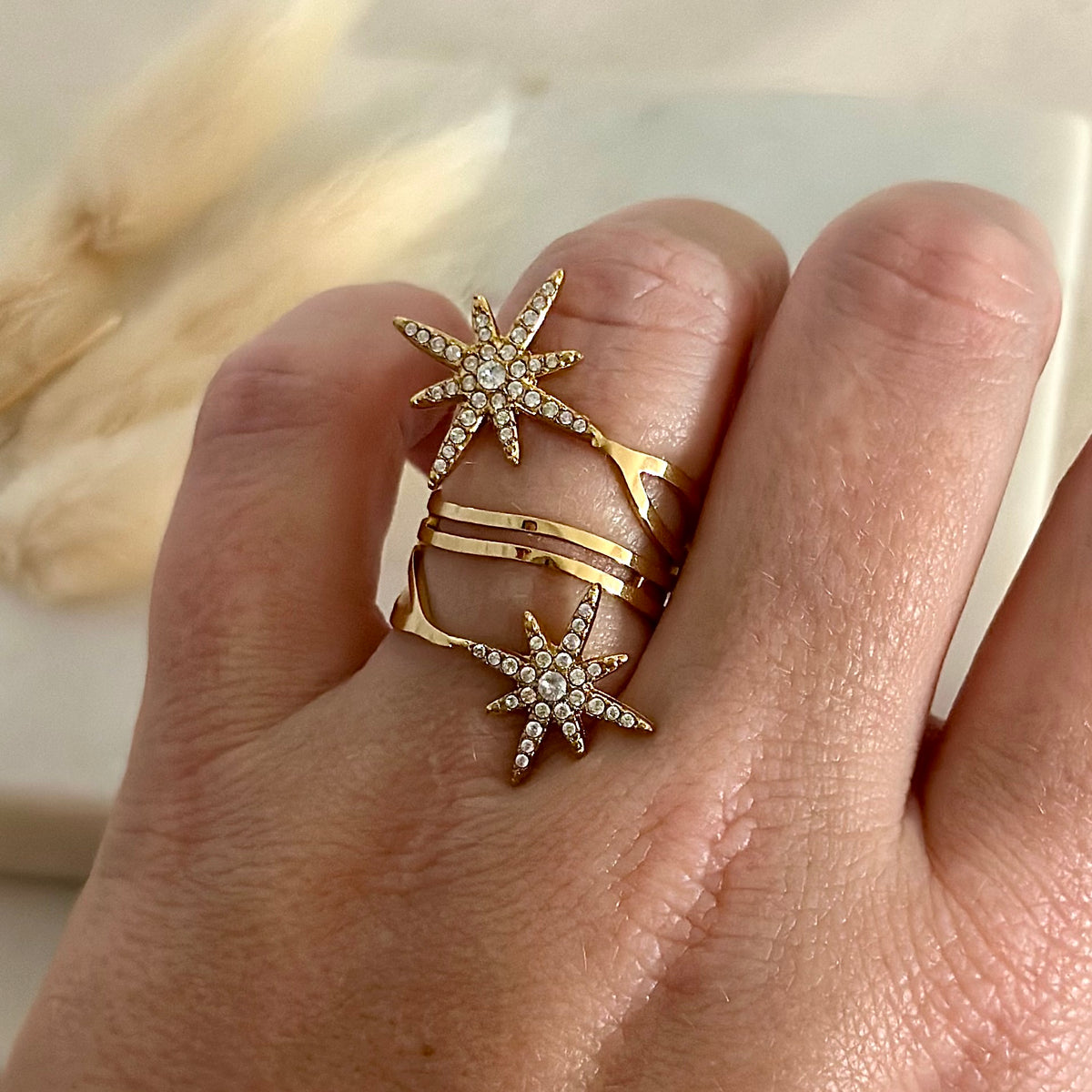 Bague ajustable réglable dorée portée en acier inoxydable pour femme large forme étoile et strass prise face - Zoela