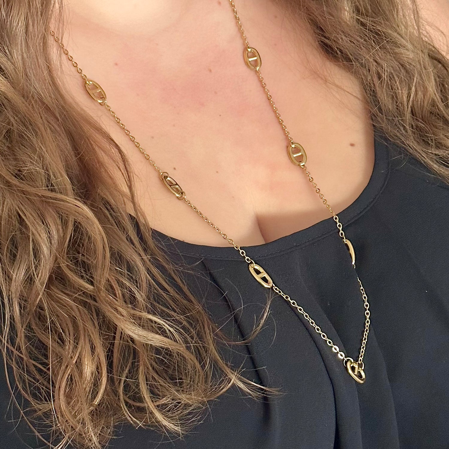 Collier sautoir doré porté en acier inoxydable pour femme médaillons mailles marines fines prise face - Zoela