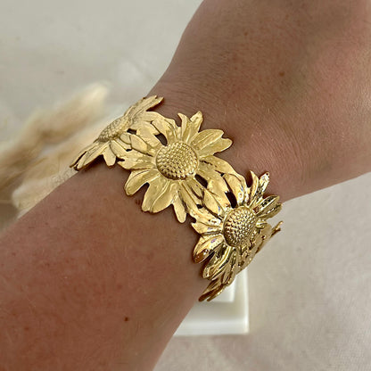 Bracelet jonc doré porté en acier inoxydable pour femme forme fleur de tournesol prise face - Zoela