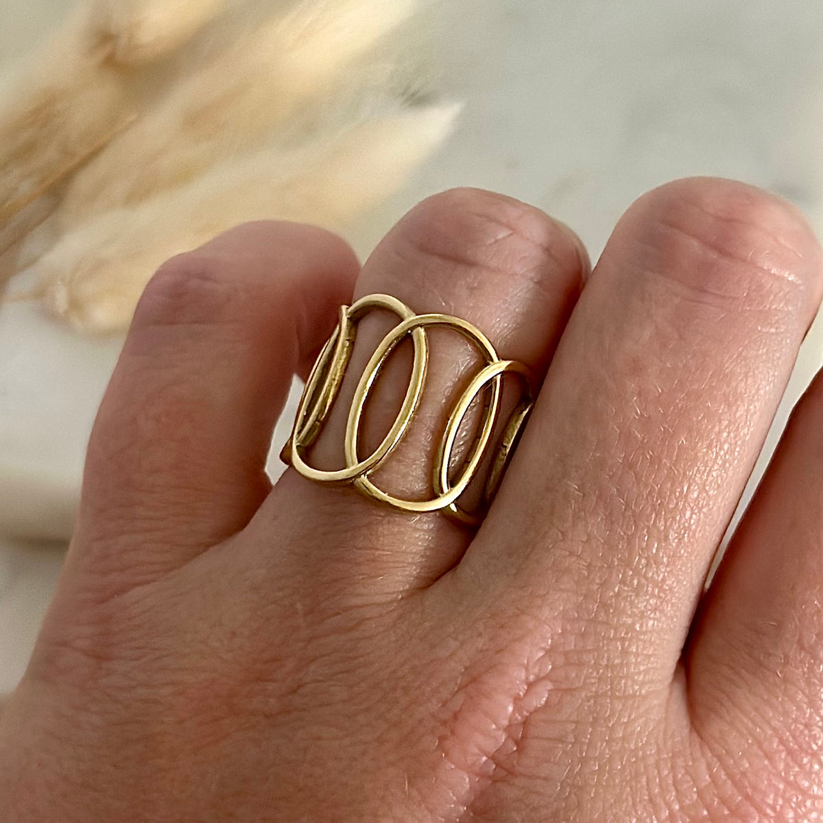 Bague ajustable réglable dorée portée en acier inoxydable pour femme forme ovale style intemporel prise face - Zoela Jewel