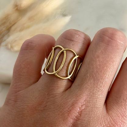 Bague ajustable réglable dorée portée en acier inoxydable pour femme forme ovale style intemporel prise face - Zoela Jewel