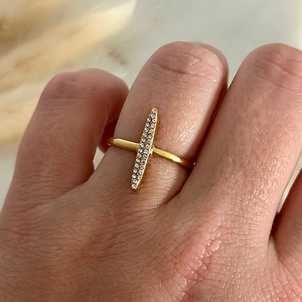 Bague ajustable réglable dorée portée en acier inoxydable pour femme fine et ligne de strass prise face - Zoela