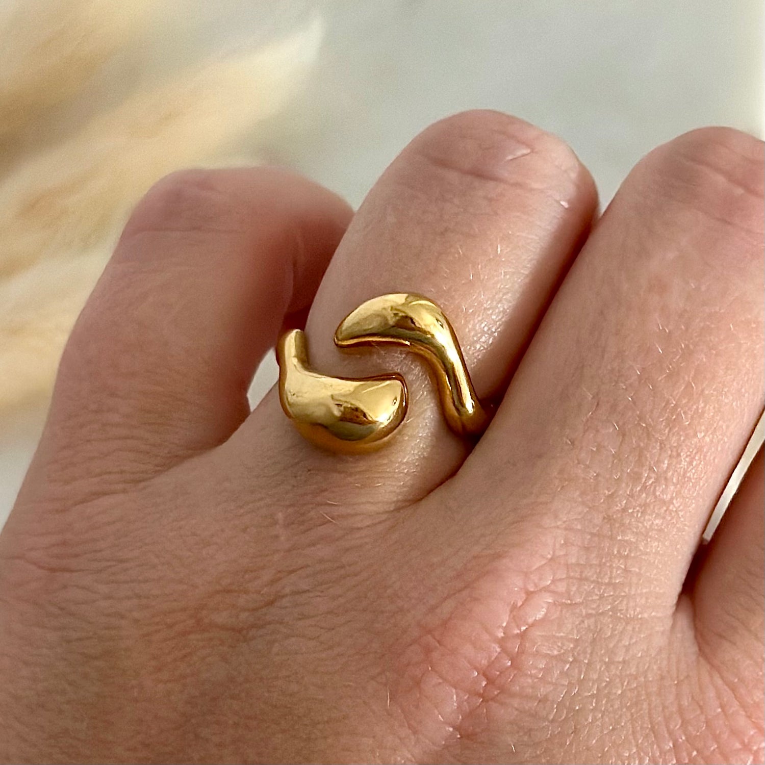 Bague ajustable réglable dorée portée en acier inoxydable pour femme forme gouttes asymétriques prise face - Zoela