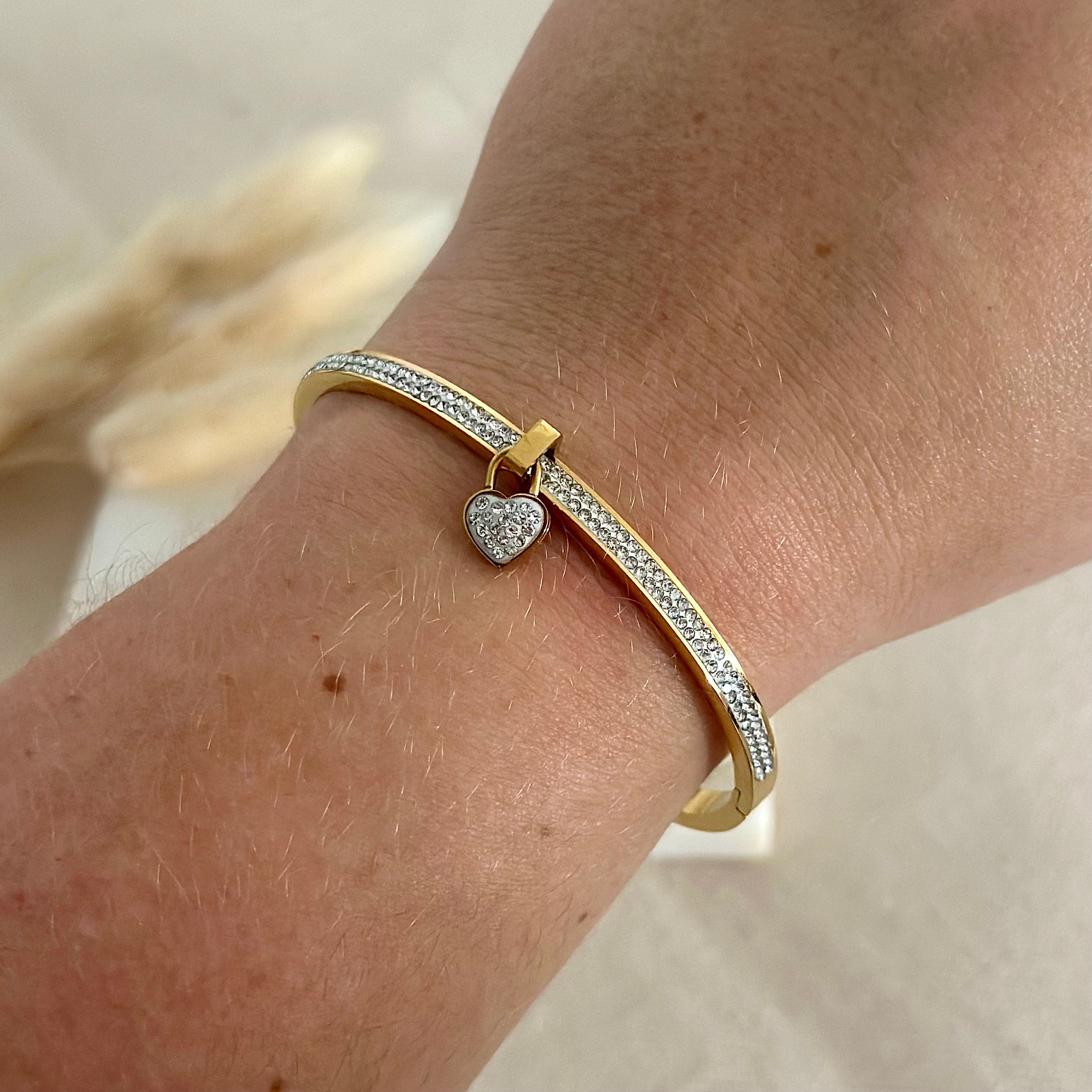 Bracelet jonc doré porté en acier inoxydable pour femme strass et charms breloques forme coeur prise face - Zoela