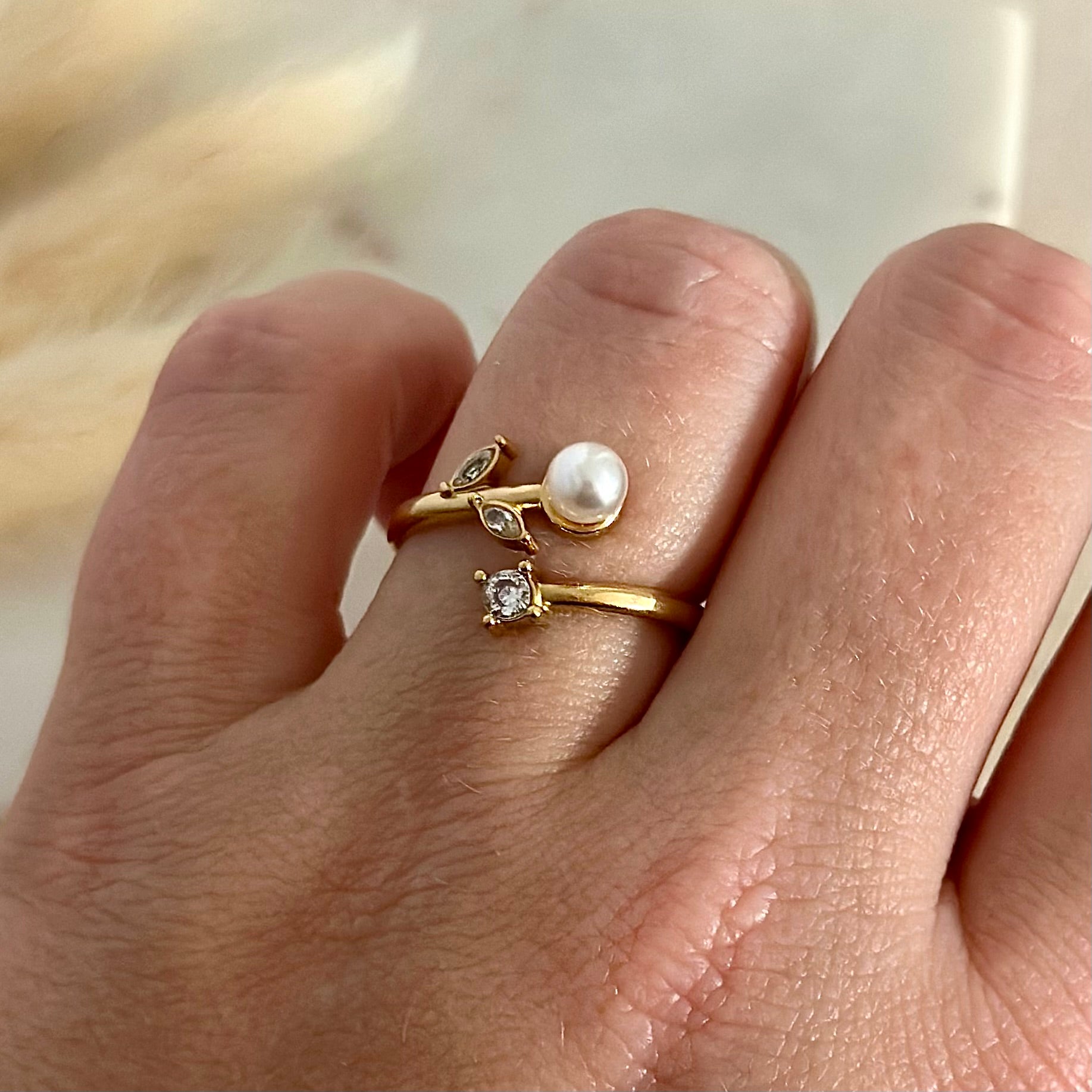 Bague ajustable réglable dorée portée en acier inoxydable pour femme forme feuilles avec zricons et perle blanche nacrée prise face - Zoela