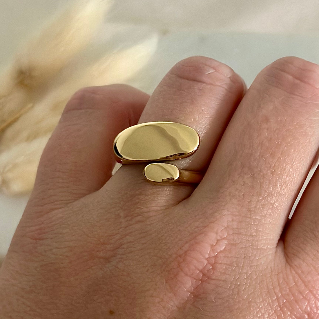 Bague ajustable réglable dorée portée en acier inoxydable pour femme style intemporel chic prise face - Zoela