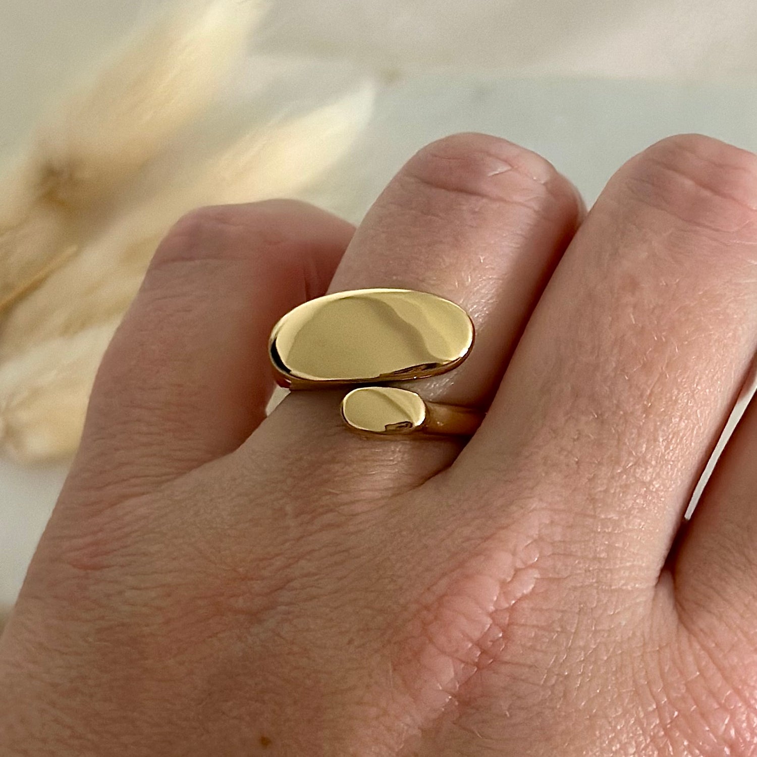 Bague ajustable réglable dorée portée en acier inoxydable pour femme style intemporel chic prise face - Zoela