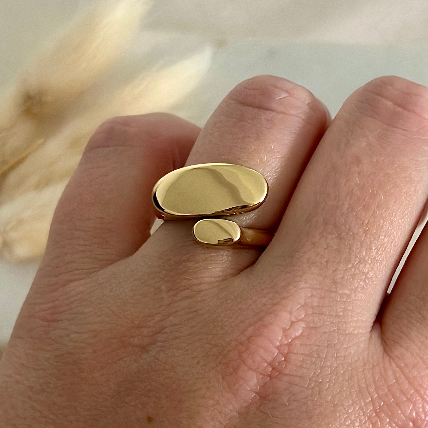 Bague ajustable réglable dorée portée en acier inoxydable pour femme style intemporel chic prise face - Zoela