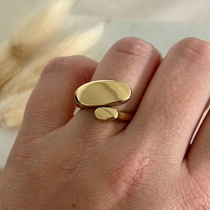 Bague ajustable réglable dorée portée en acier inoxydable pour femme style intemporel chic prise face - Zoela
