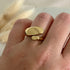 Bague ajustable réglable dorée portée en acier inoxydable pour femme style intemporel chic prise face - Zoela