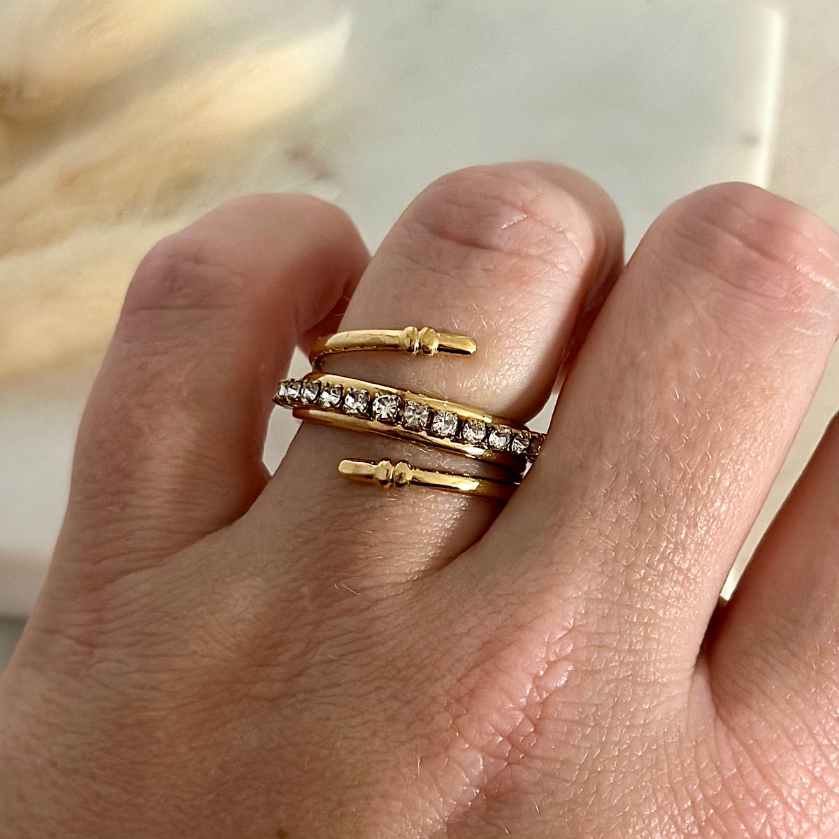 Bague ajustable réglable dorée portée en acier inoxydable pour femme multirangs zircons style chic prise face - Zoela