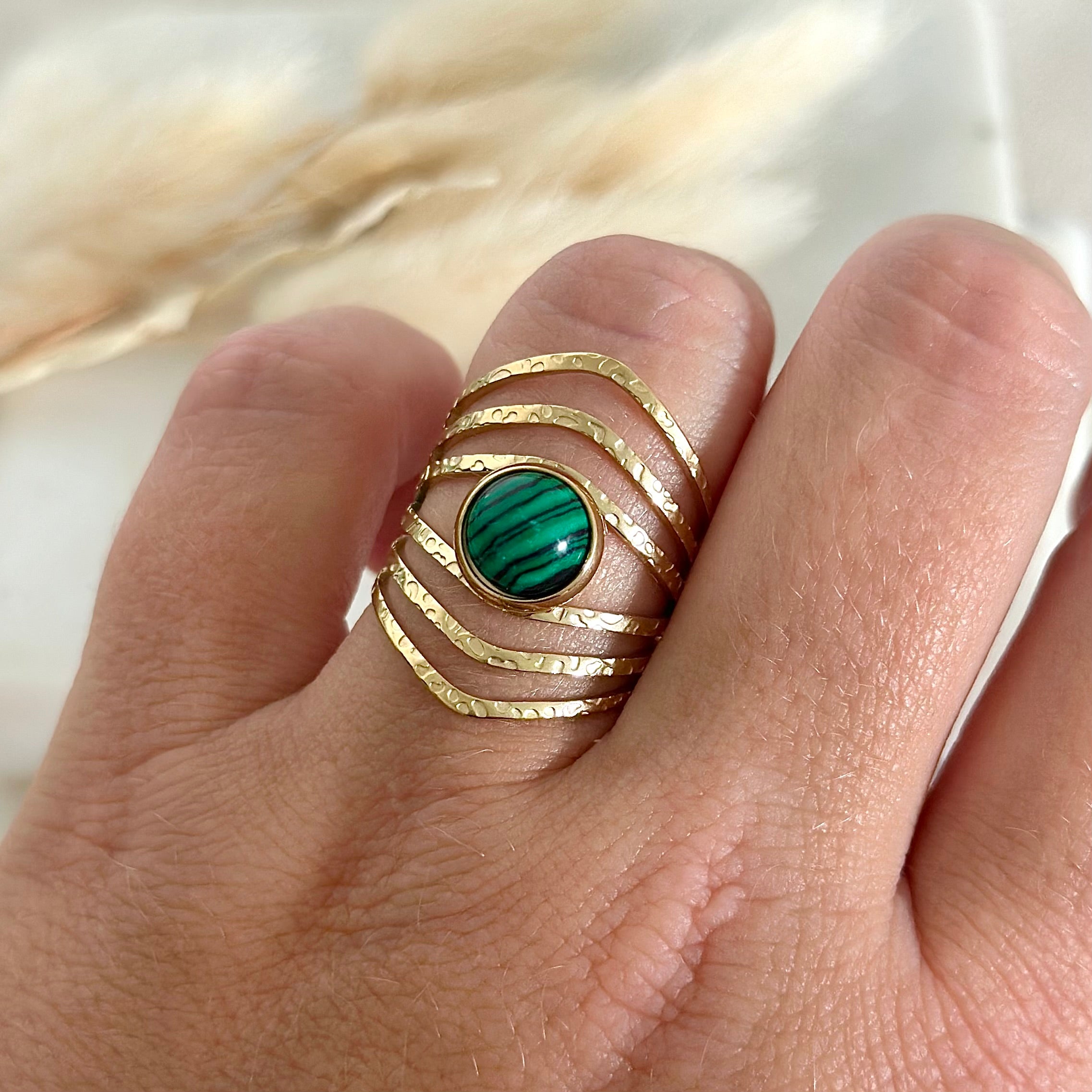 Bague ajustable dorée tendance femme résistants à l’eau, bague réglable, bague large, bague martelée, bague malachite, pierre naturelle, bijoux pierre naturelle, bijoux malachite, bijoux dorés en acier inoxydable