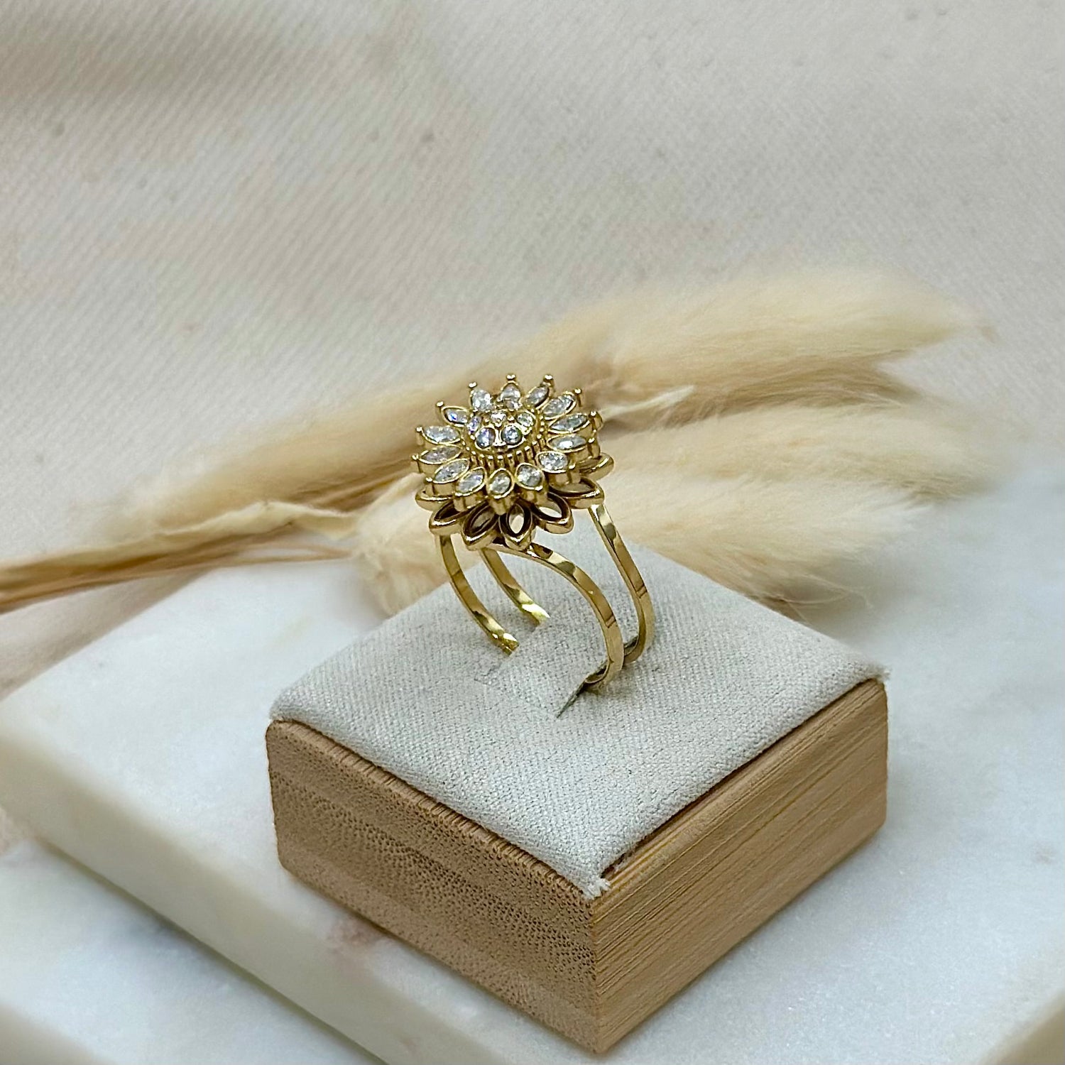 Bague ajustable réglable dorée en acier inoxydable pour femme anti-stress qui tourne forme fleur zircons et strass prise présentoir - Zoela