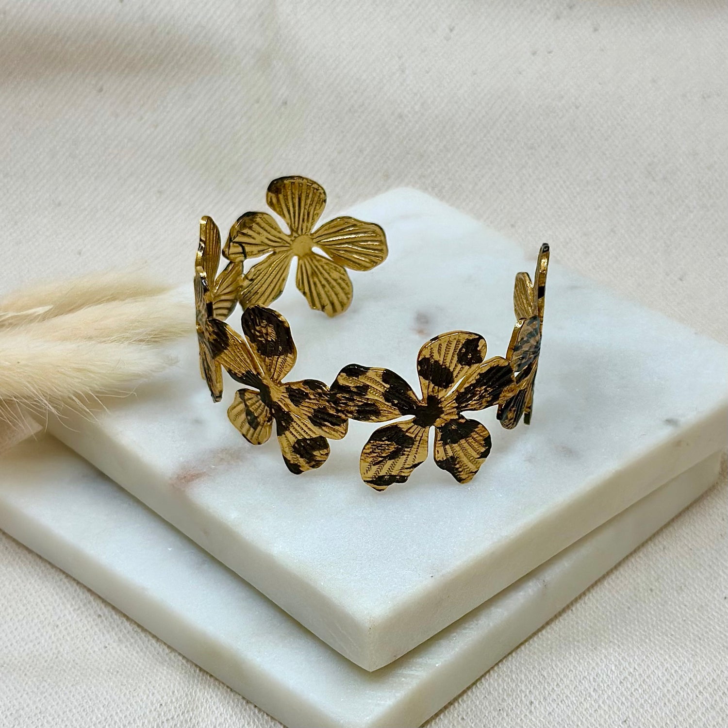 Bracelet jonc doré en acier inoxydable pour femme forme fleur motifs animal léopard réglable prise face - Zoela