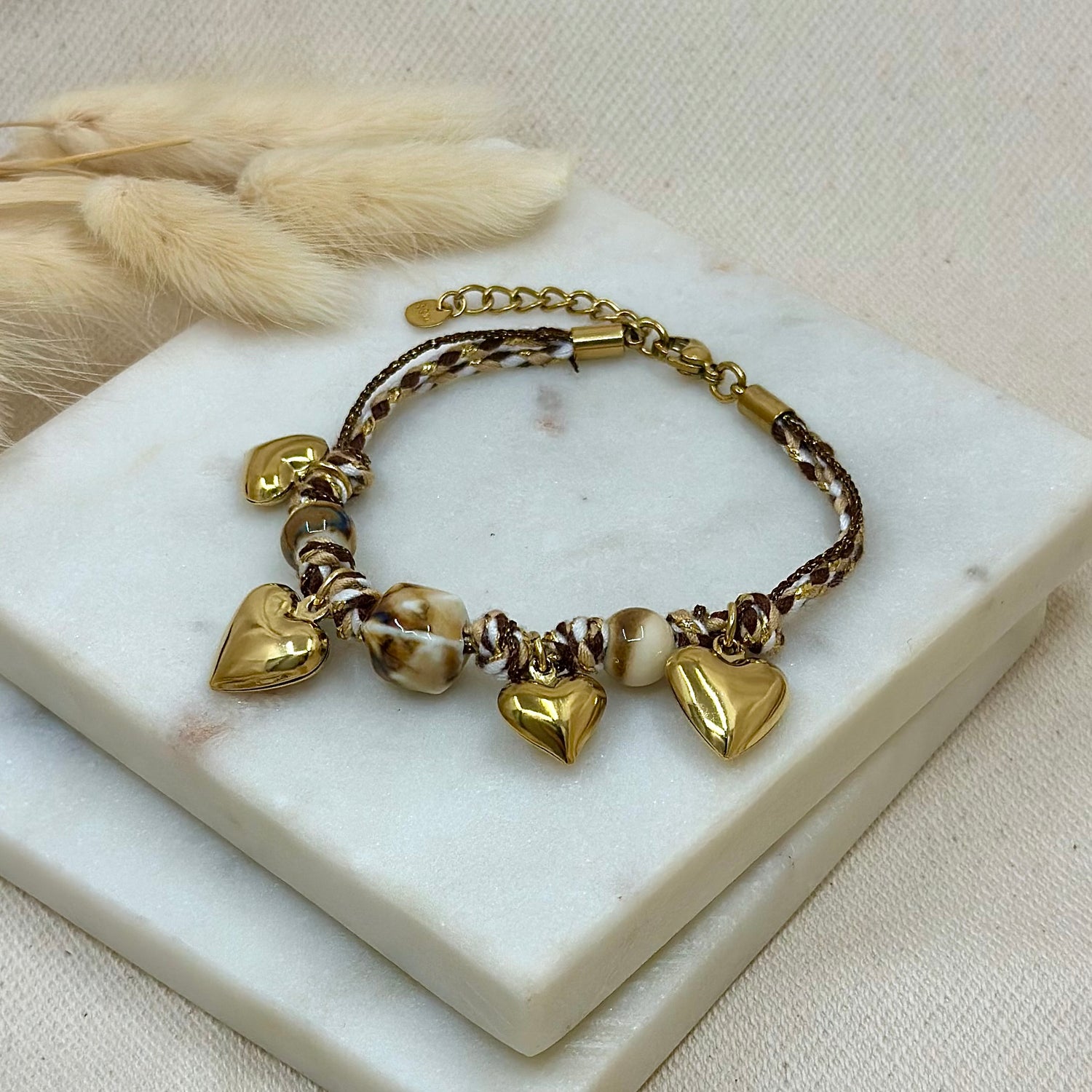 Bracelet doré en acier inoxydable pour femme tissu tressé marrons avec perles écailles de tortue et charms breloques coeurs dorés prise face - Zoela