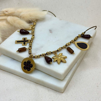 Collier doré en acier inoxydable pour femme charms breloques pendentifs perles marrons, médaillon cuir croco marrons, feuilles et coeur sacré prise face - Zoela