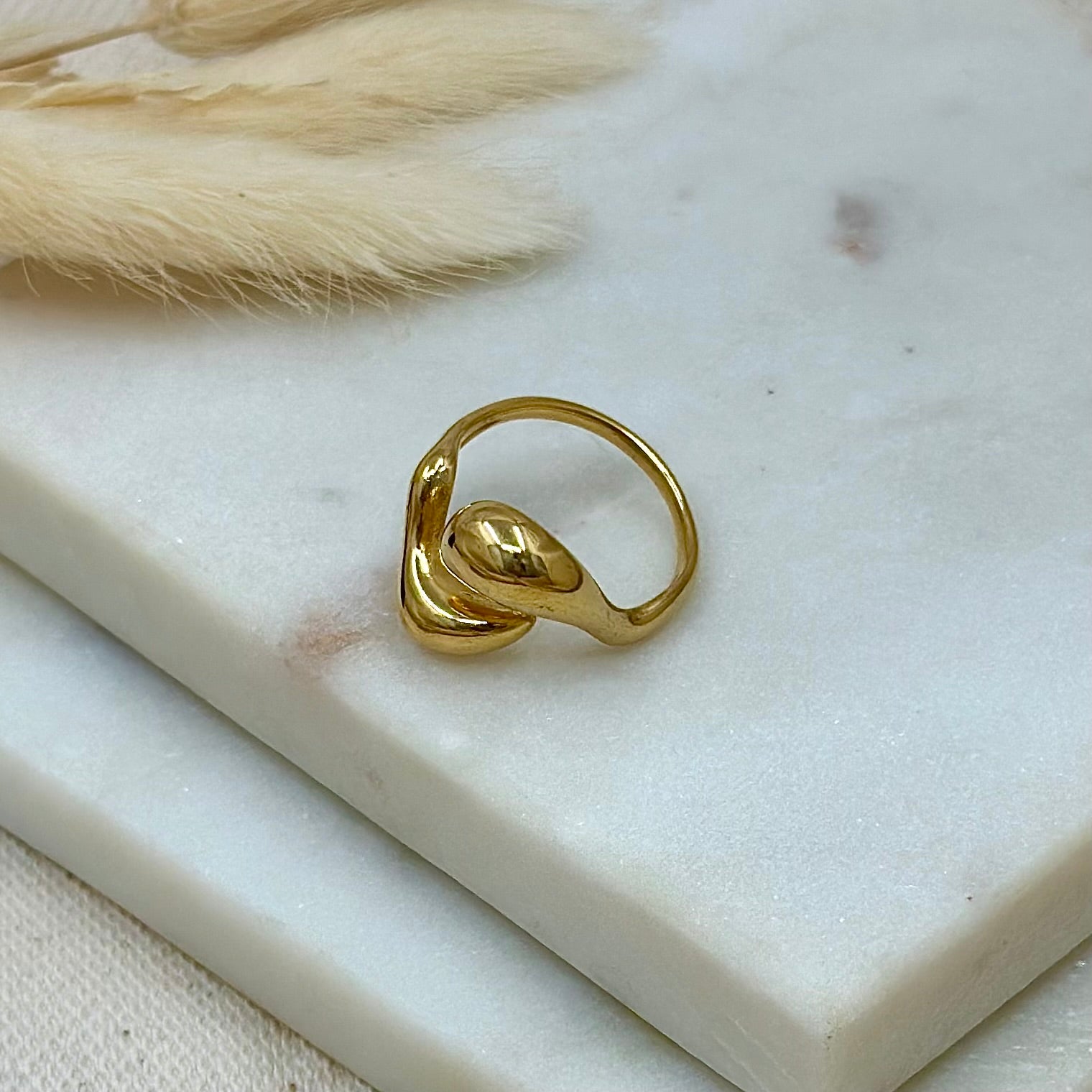 Bague ajustable réglable dorée en acier inoxydable pour femme forme gouttes asymétriques prise face - Zoela