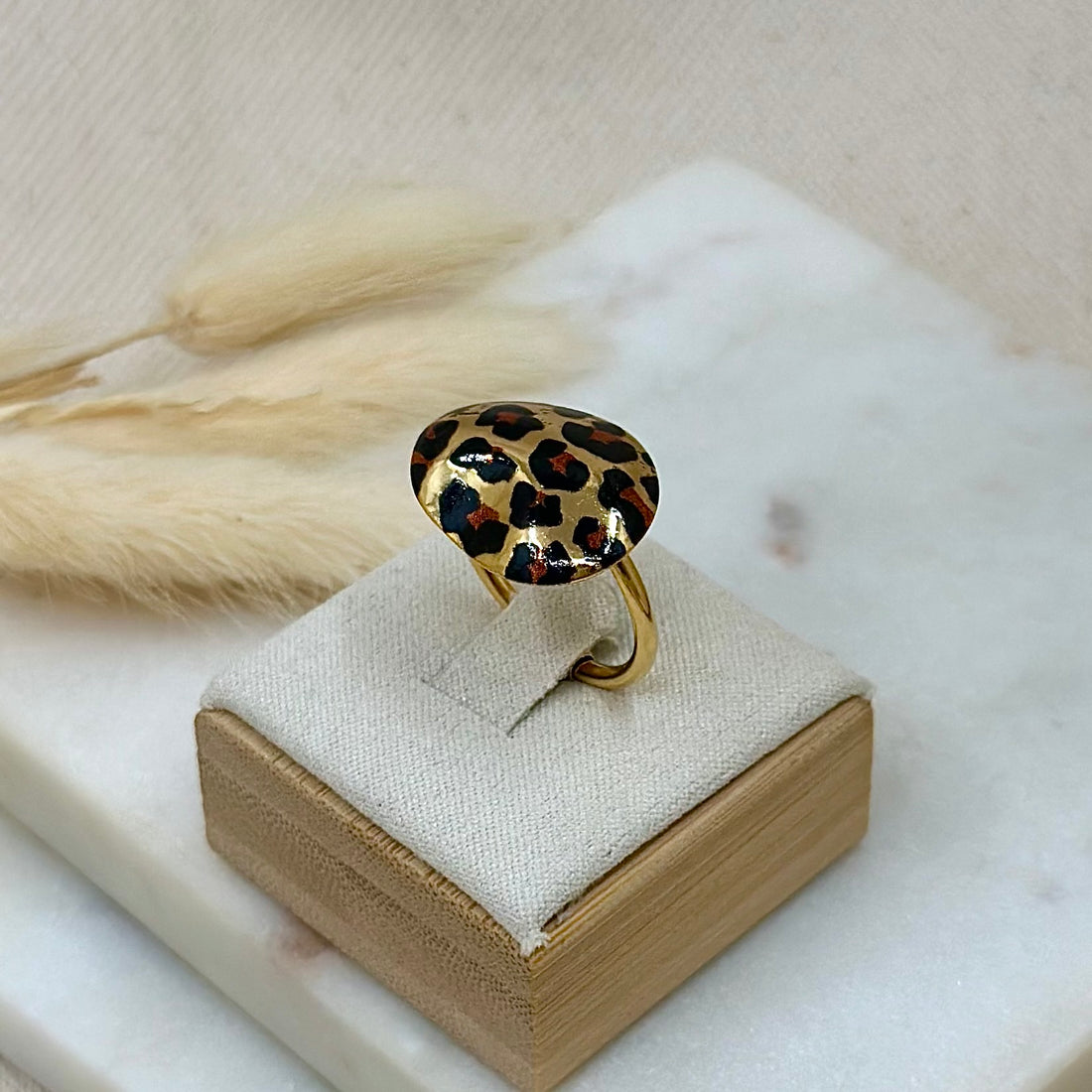 Bague ajustable réglable dorée en acier inoxydable pour femme forme ovale asymétrique motifs animal léopard prise présentoir - Zoela