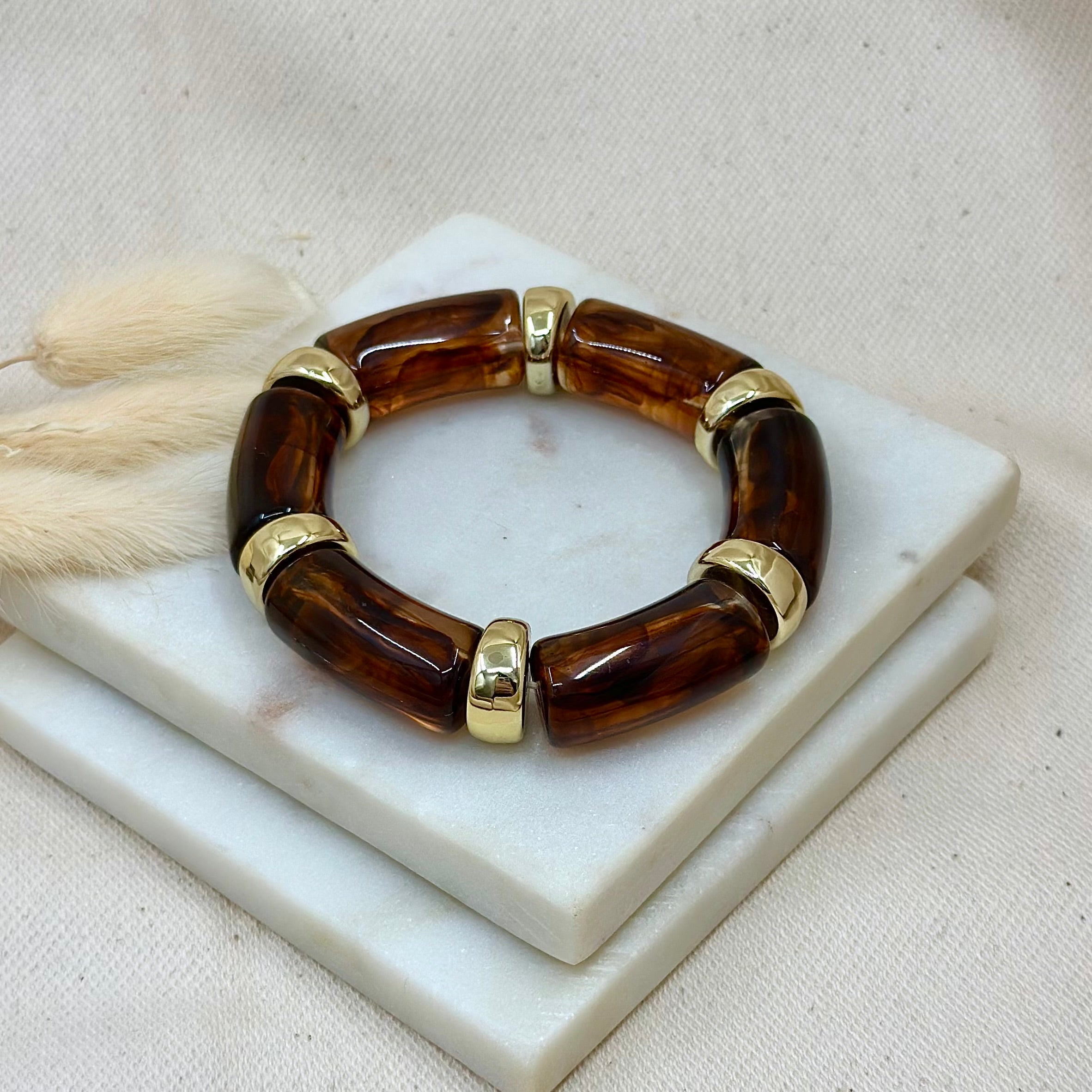 Bracelet élastique doré en acier inoxydable pour femme et perles tubes motifs écailles de tortue et perle dorées prise face - Zoela