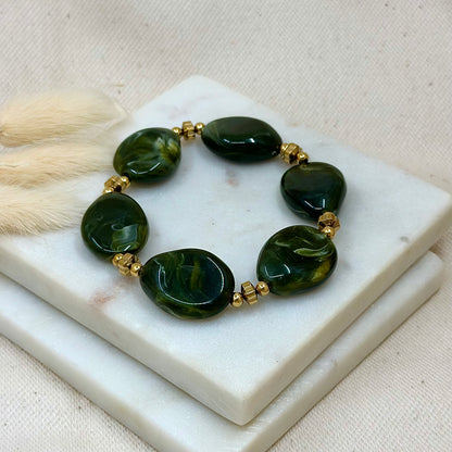 Bracelet élastique doré en acier inoxydable pour femme avec perles ovales vertes marbrées prise face - Zoela