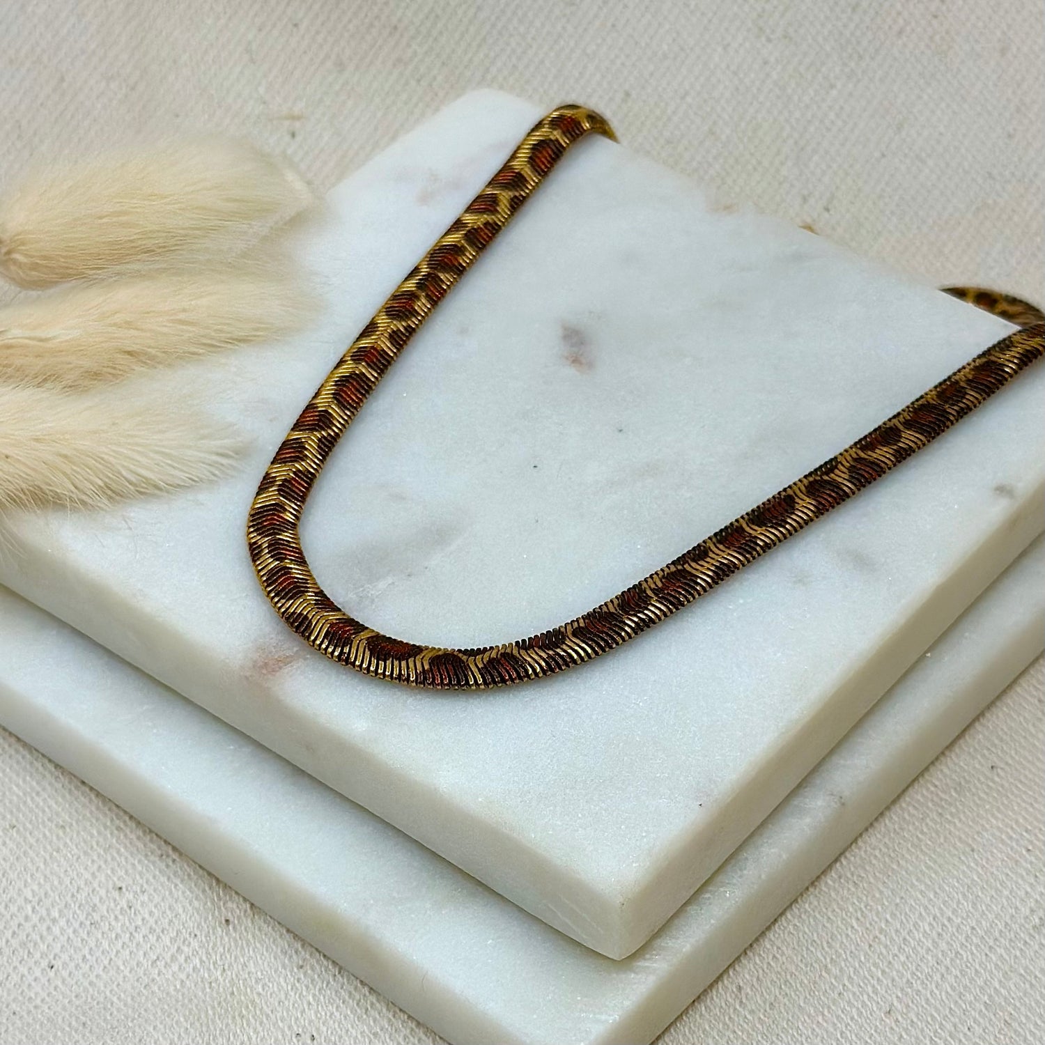 Collier doré en acier inoxydable pour femme maille plate maille serpent motifs animal léopard prise face - Zoela