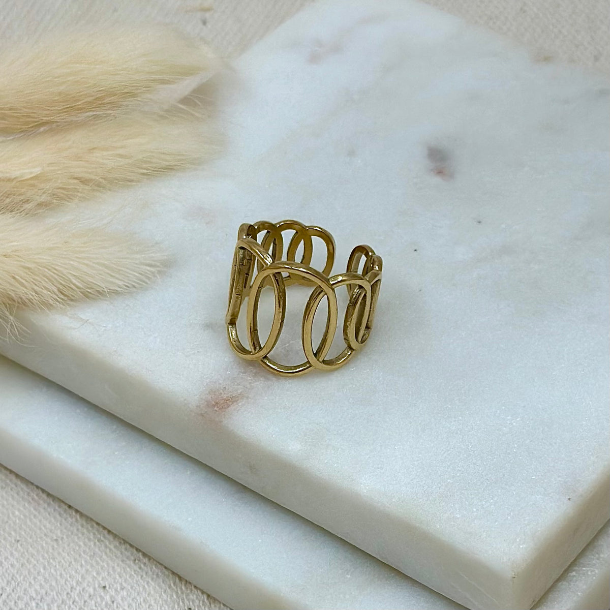 Bague ajustable réglable dorée en acier inoxydable pour femme forme ovale style intemporel prise face - Zoela Jewel