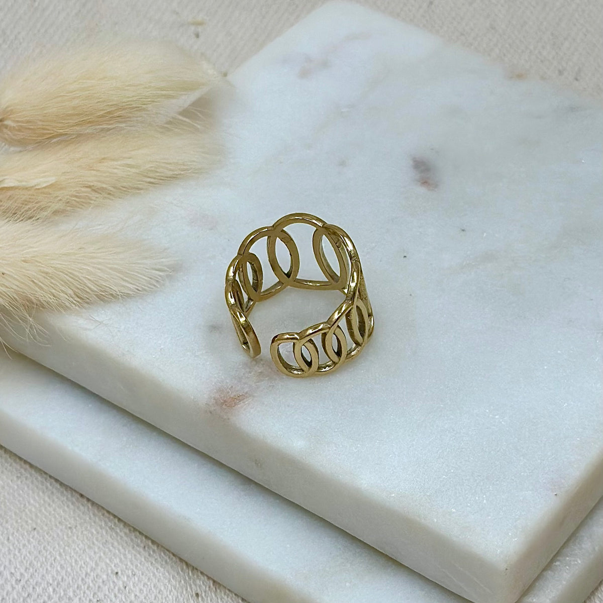 Bague ajustable réglable dorée en acier inoxydable pour femme forme ovale style intemporel prise arrière - Zoela Jewel