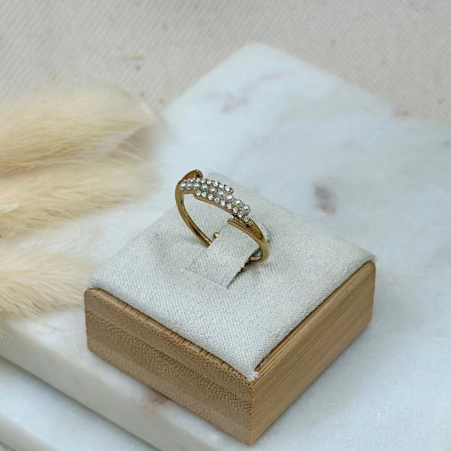 Bague ajustable réglable dorée en acier inoxydable pour femme fine avec perles blanches nacrées et strass prise présentoir - Zoela