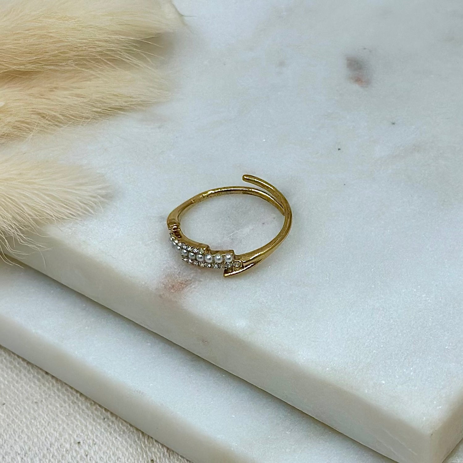 Bague ajustable réglable dorée en acier inoxydable pour femme fine avec perles blanches nacrées et strass prise face - Zoela