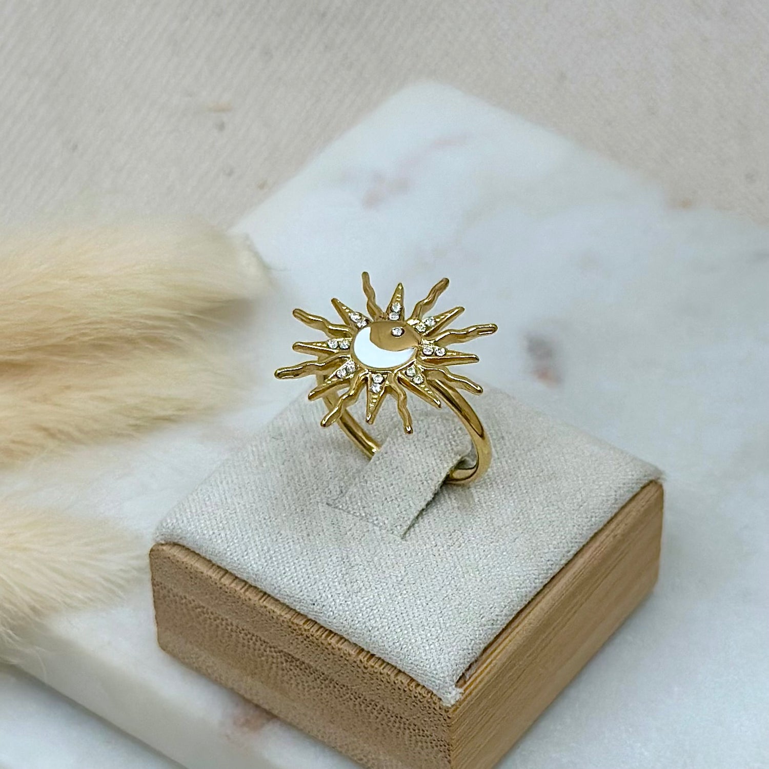 Bague ajustable réglable dorée en acier inoxydable pour femme forme soleil motifs lune blanche et strass prise présentoir - Zoela