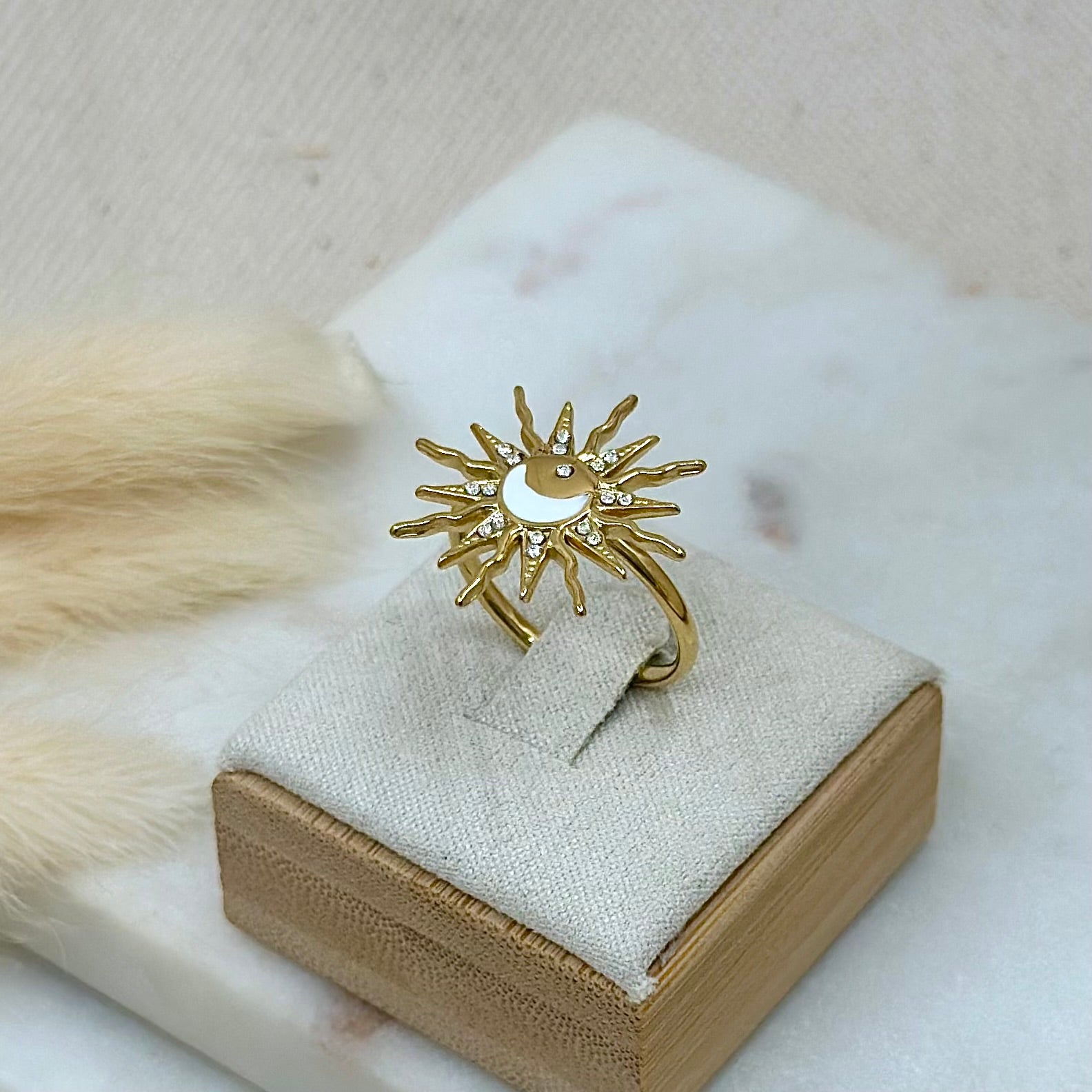 Bague ajustable réglable dorée en acier inoxydable pour femme forme soleil motifs lune blanche et strass prise présentoir - Zoela