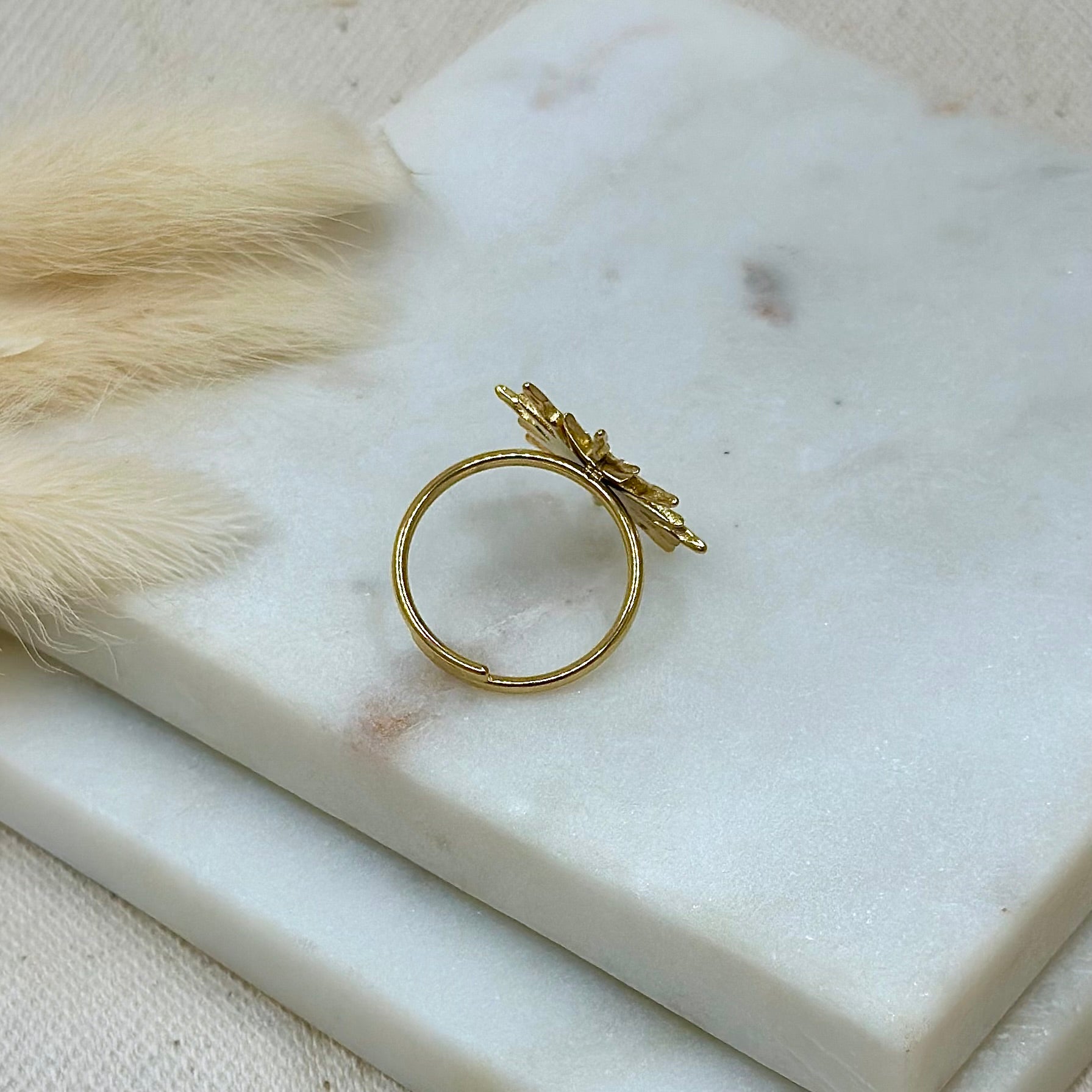 Bague ajustable réglable dorée en acier inoxydable pour femme forme soleil motifs lune blanche et strass prise arrière - Zoela