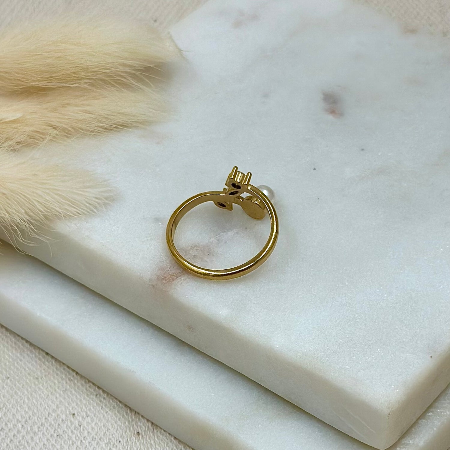 Bague ajustable réglable dorée en acier inoxydable pour femme forme feuilles avec zricons et perle blanche nacrée prise arrière - Zoela