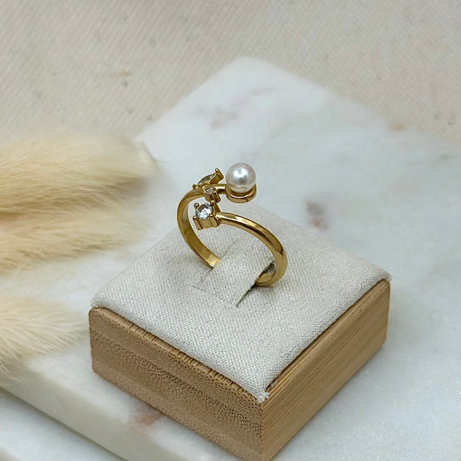 Bague ajustable réglable dorée en acier inoxydable pour femme forme feuilles avec zricons et perle blanche nacrée prise présentoir - Zoela