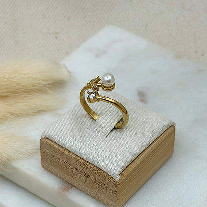 Bague ajustable réglable dorée en acier inoxydable pour femme forme feuilles avec zricons et perle blanche nacrée prise présentoir - Zoela