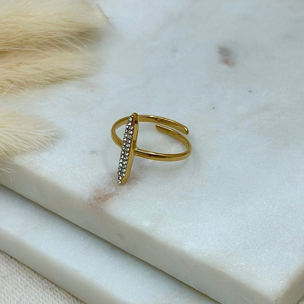 Bague ajustable réglable dorée en acier inoxydable pour femme fine et ligne de strass prise face - Zoela