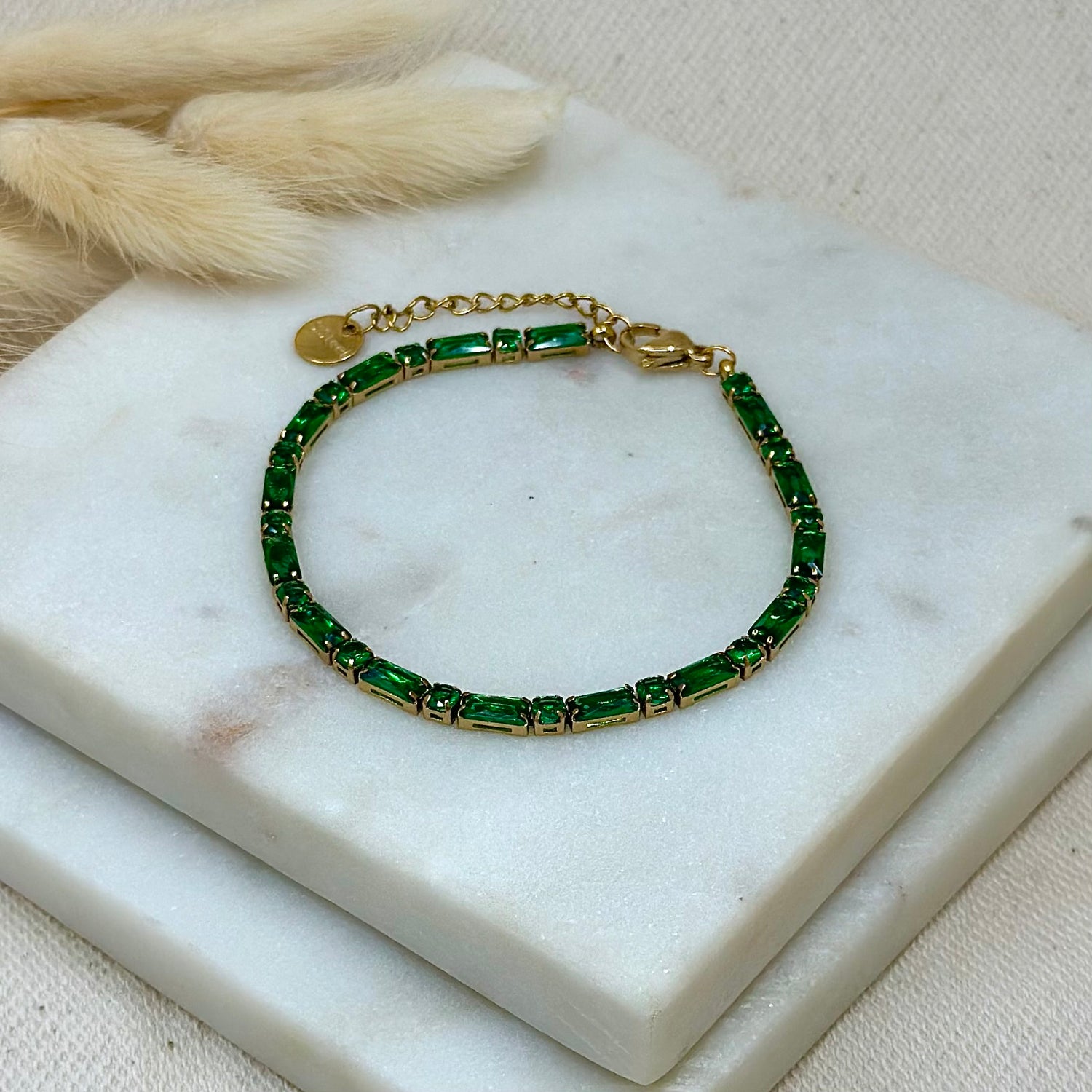 Bracelet doré en acier inoxydable pour femme avec zircons verts prise face - Zoela