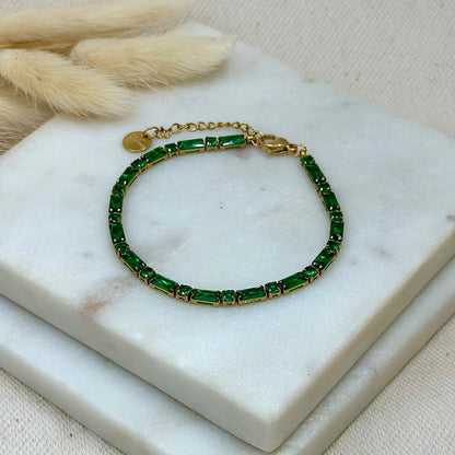 Bracelet doré en acier inoxydable pour femme avec zircons verts prise face - Zoela