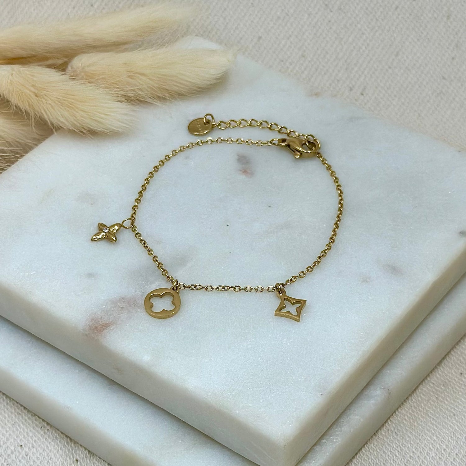 Bracelet doré en acier inoxydable pour femme fin avec charms breloques trèfles et strass prise face - Zoela