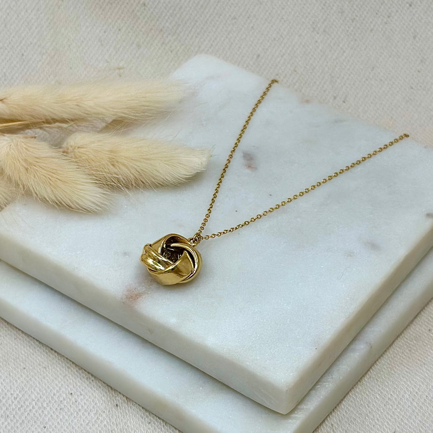 Collier doré en acier inoxydable pour femme pendentif noeud prise face - Zoela