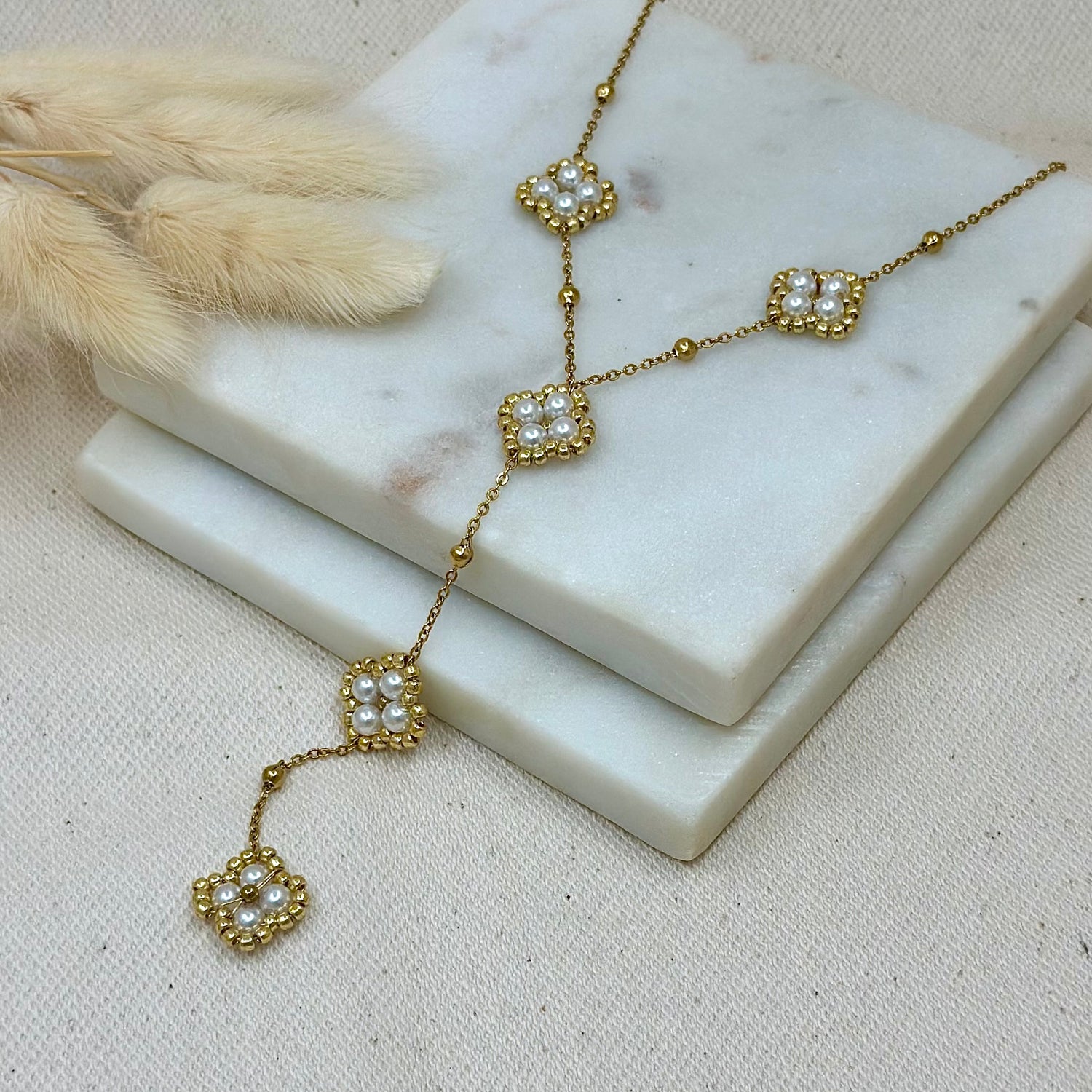 Collier doré en acier inoxydable pour femme forme y trèfle perles blanches nacrées prise face - Zoela