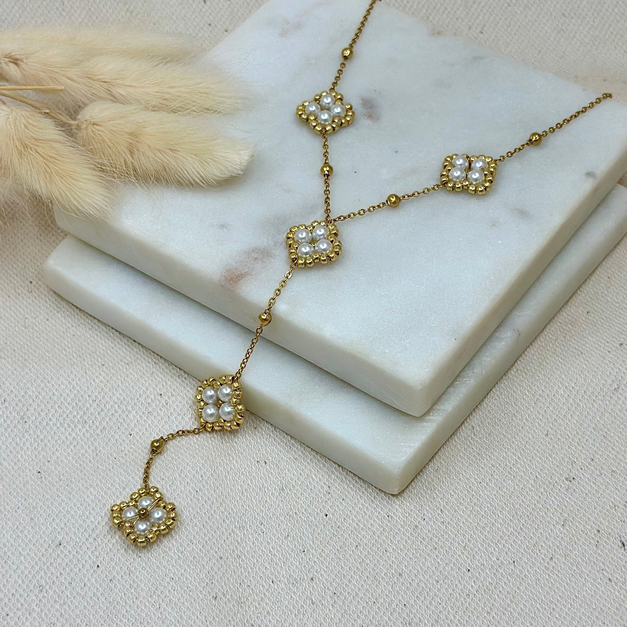 Collier doré en acier inoxydable pour femme forme y trèfle perles blanches nacrées prise face - Zoela