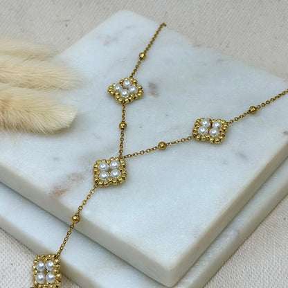 Collier doré en acier inoxydable pour femme forme y trèfle perles blanches nacrées prise près - Zoela