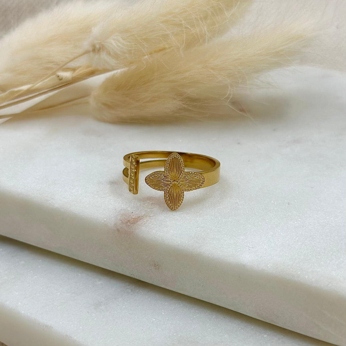Bague ajustable dorée femme tendance en acier inoxydable, bague simple motif trèfle, bague intemporelle, bijoux dorés en acier inoxydable, bijoux intemporels, bijoux trèfle