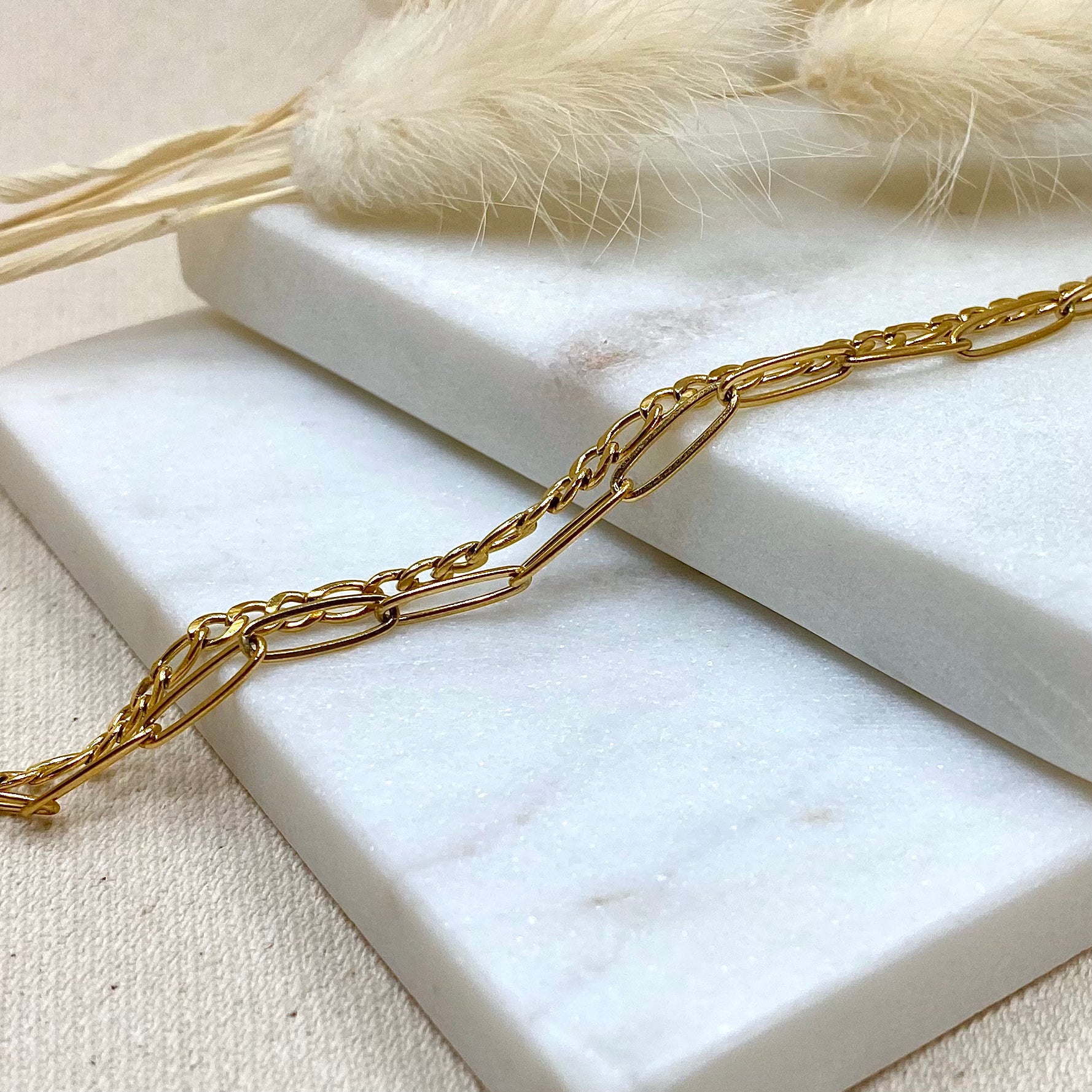 Bracelet en acier inoxydable pour femme avec chaîne et fermoir toggle ouvert - Zoela