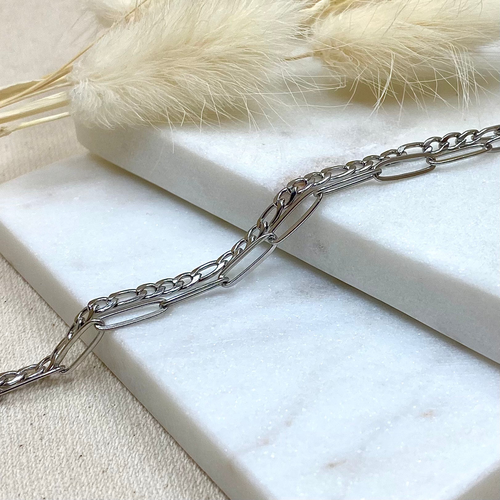 Bracelet en acier inoxydable pour femme avec chaîne et fermoir toggle ouvert - Zoela